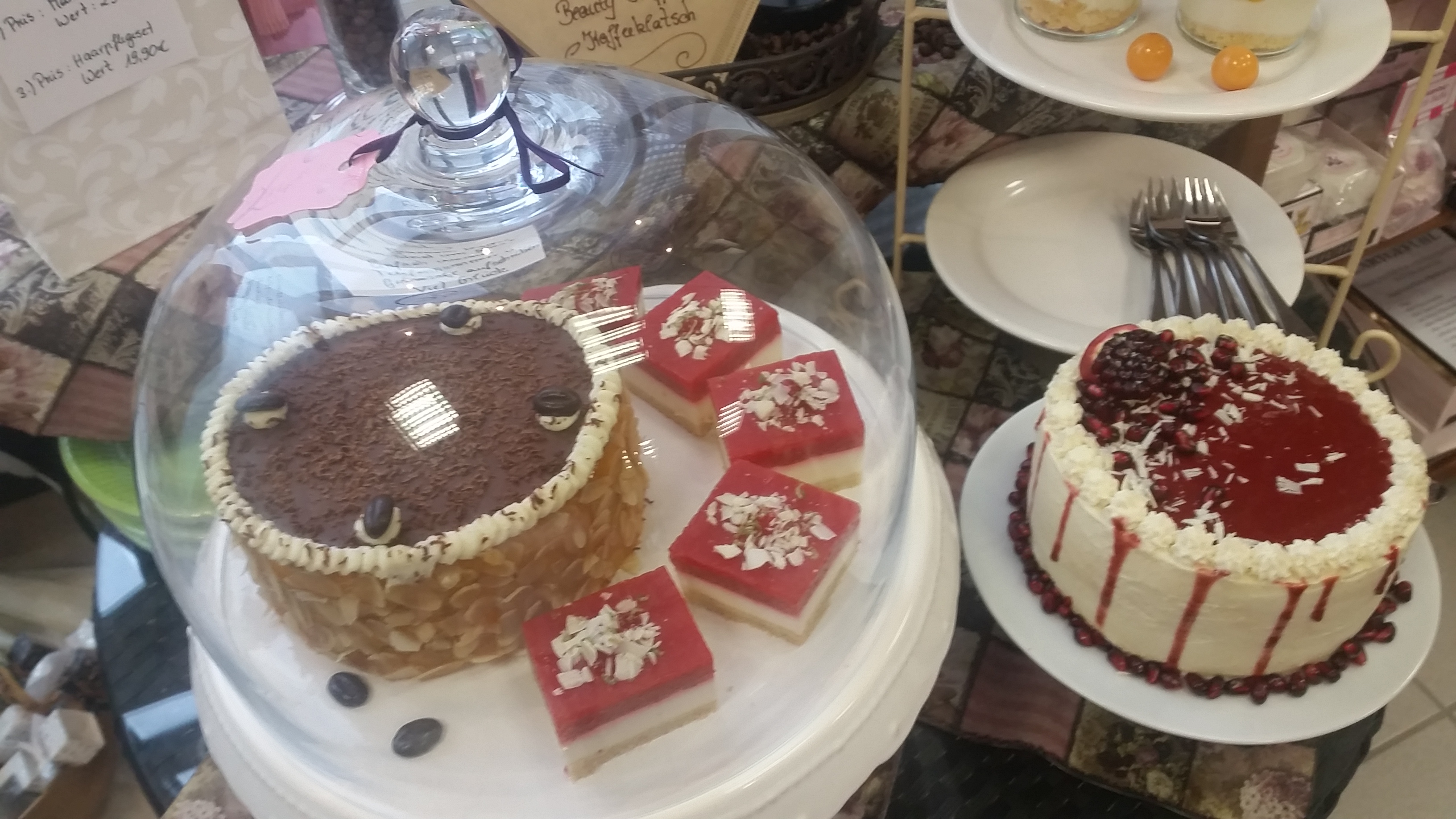 Kuchen unter Glaskuppel